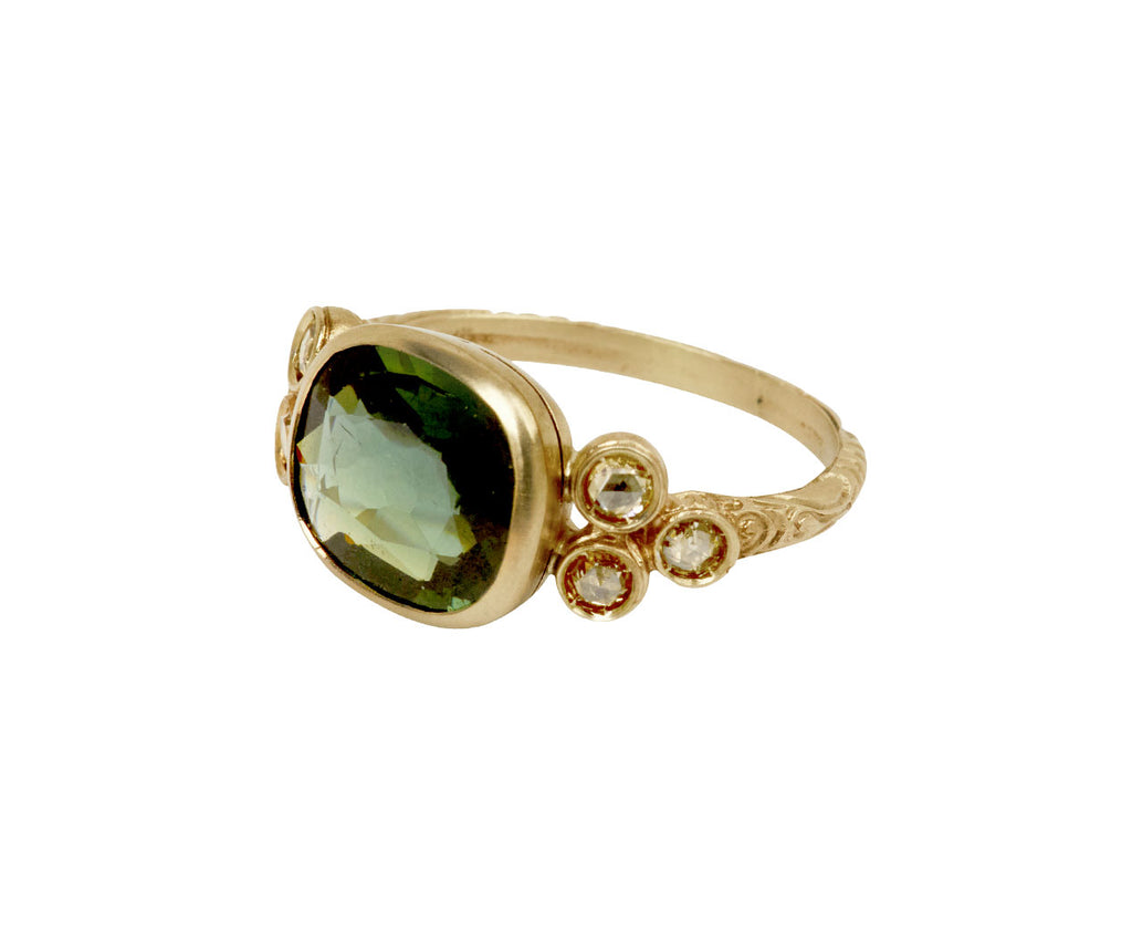 beautino ring wg 19k green corundum ct 3.30 champagne dmds ct .31 - TWISTonline 