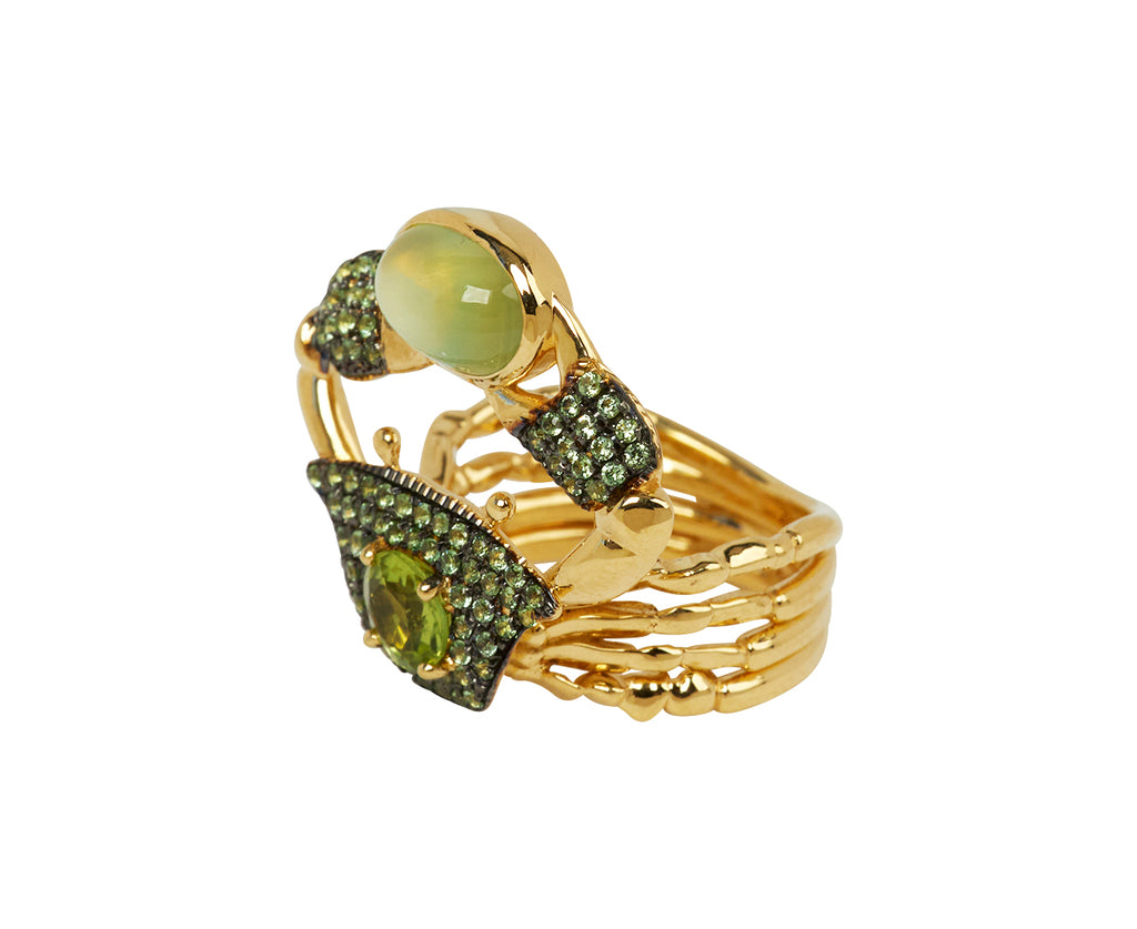 Heka 18KYG CT 2.12 prehnite CT 0.52 peridot CT 0.72 green sapphires - TWISTonline 