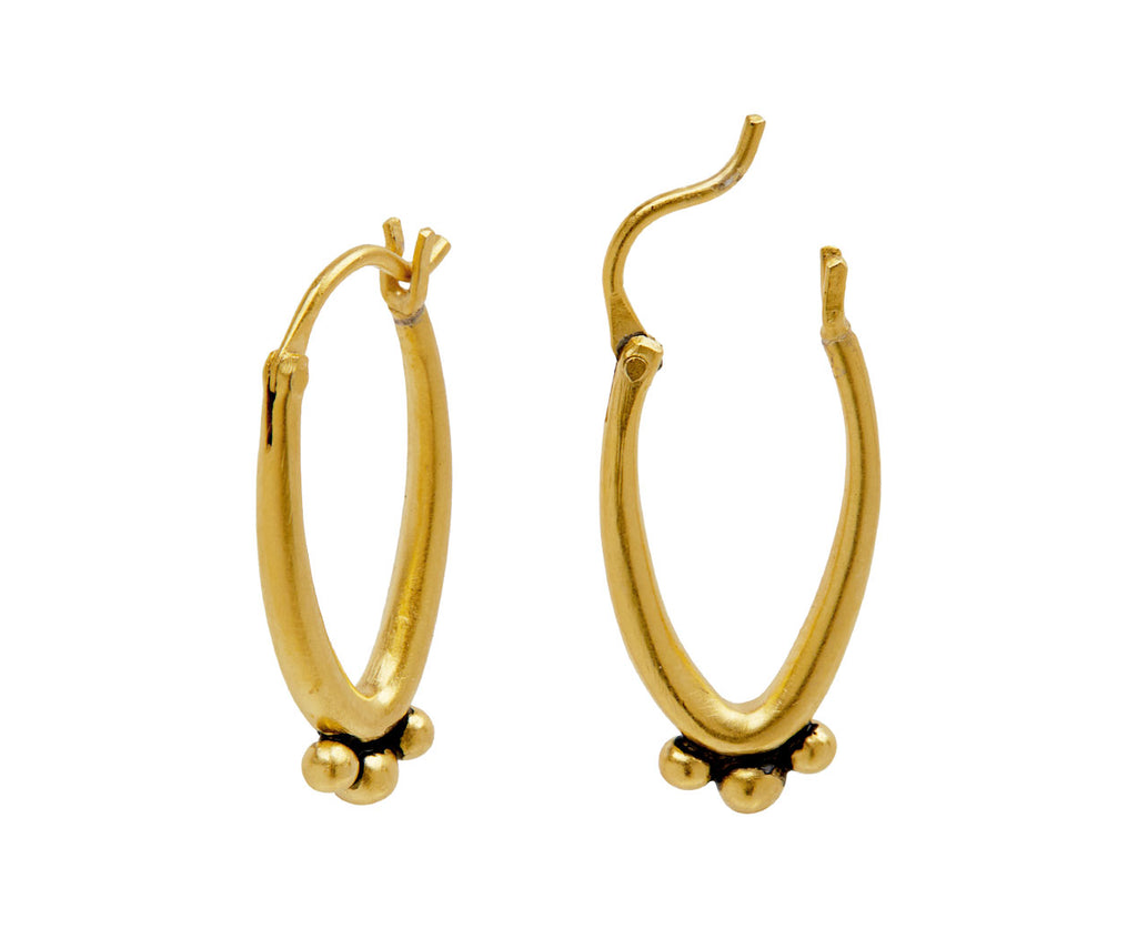 Hoop earrings outlet with ball closure