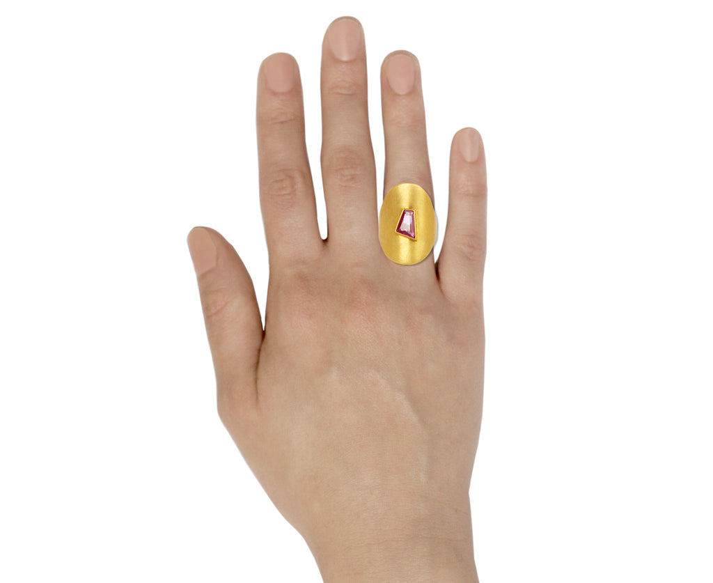 Mallary Marks Pink Sapphire Quadrilateral Large Signet Ring - profile