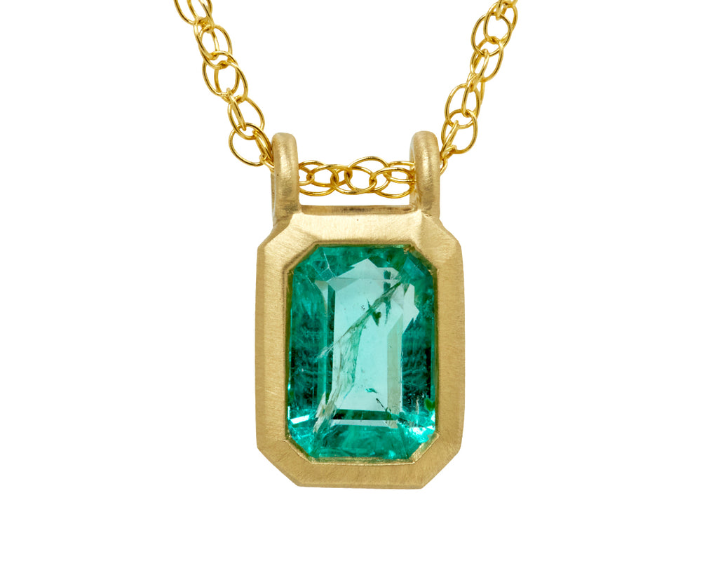 Elizabeth Street Colombian Emerald Pendant Necklace - Closeup
