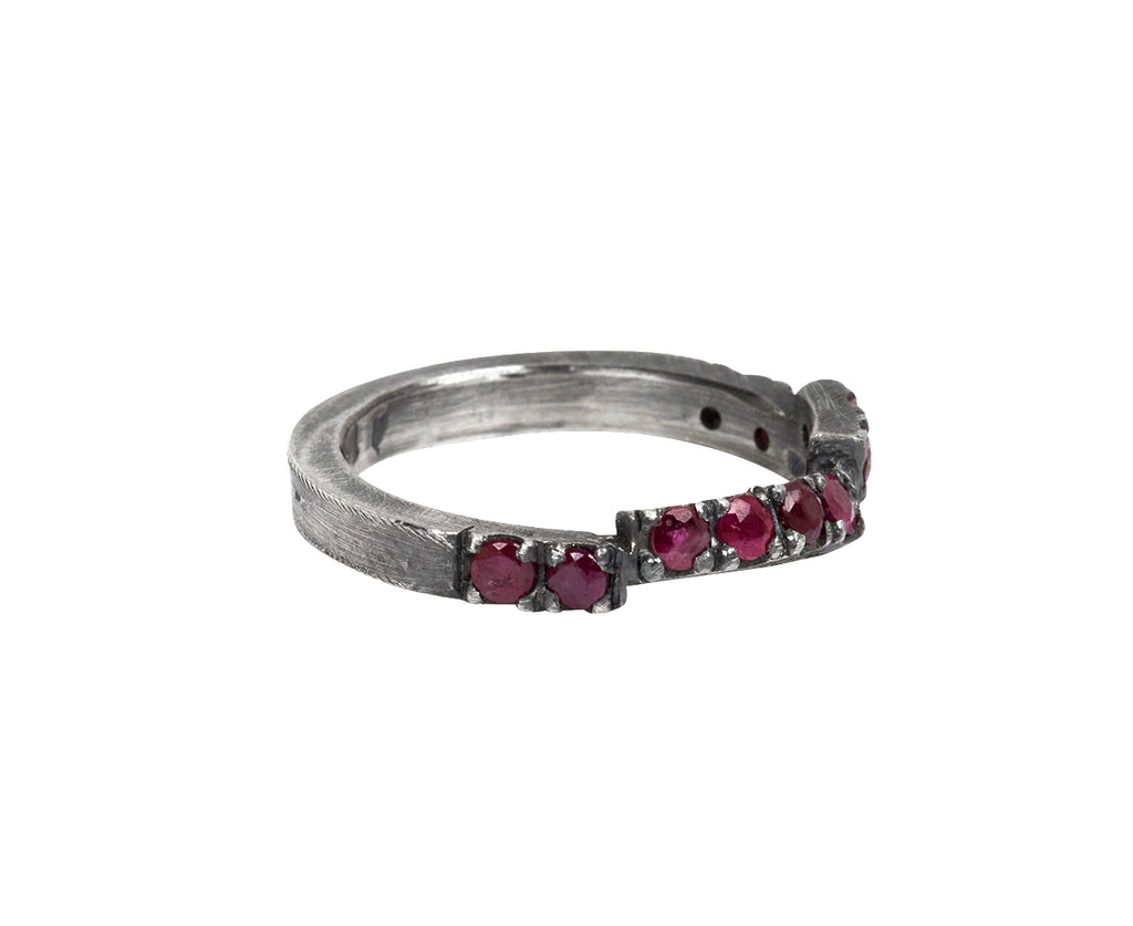 Tó Garal Veritas Rubra Band Ring - side