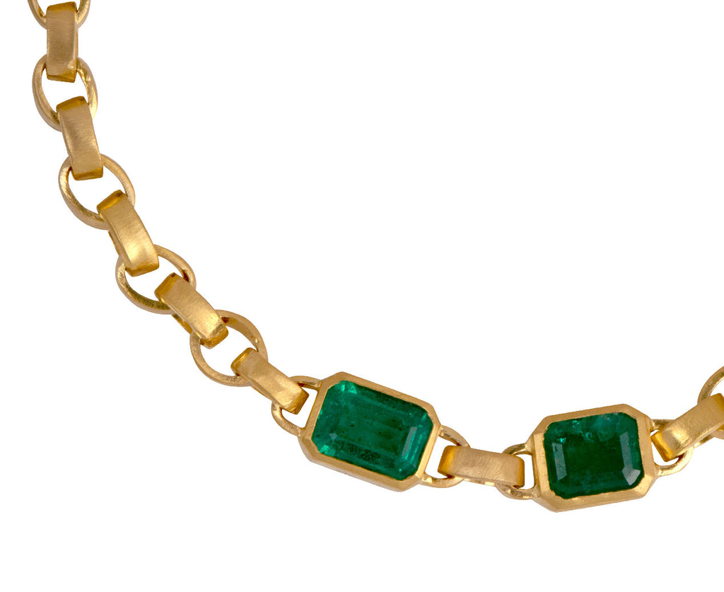 Darius Double Emerald Signature Chain Bracelet Emerald Close Up